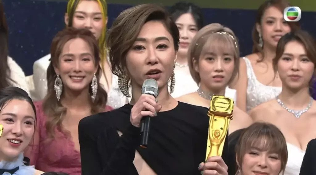 胡定欣只奪得「最佳衣着奬」,由視后變陪跑份子。