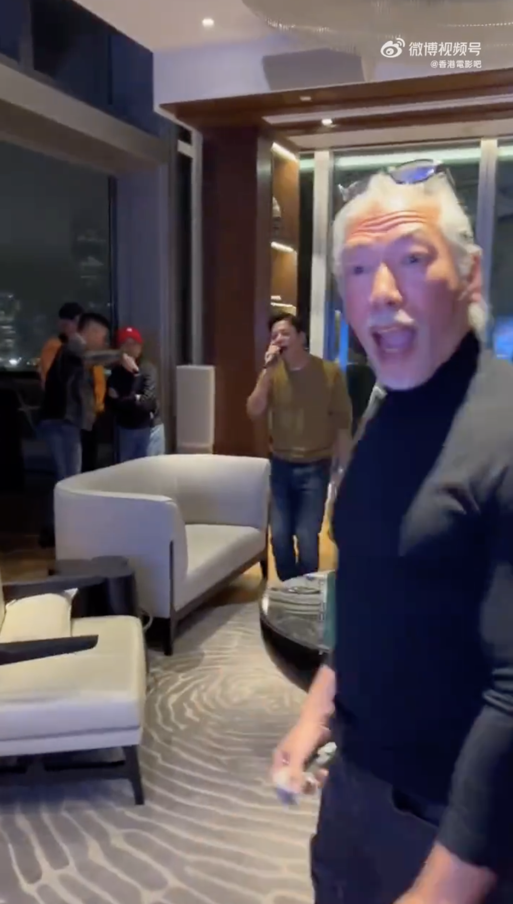 身穿黑色長袖衫依然難掩爆肌