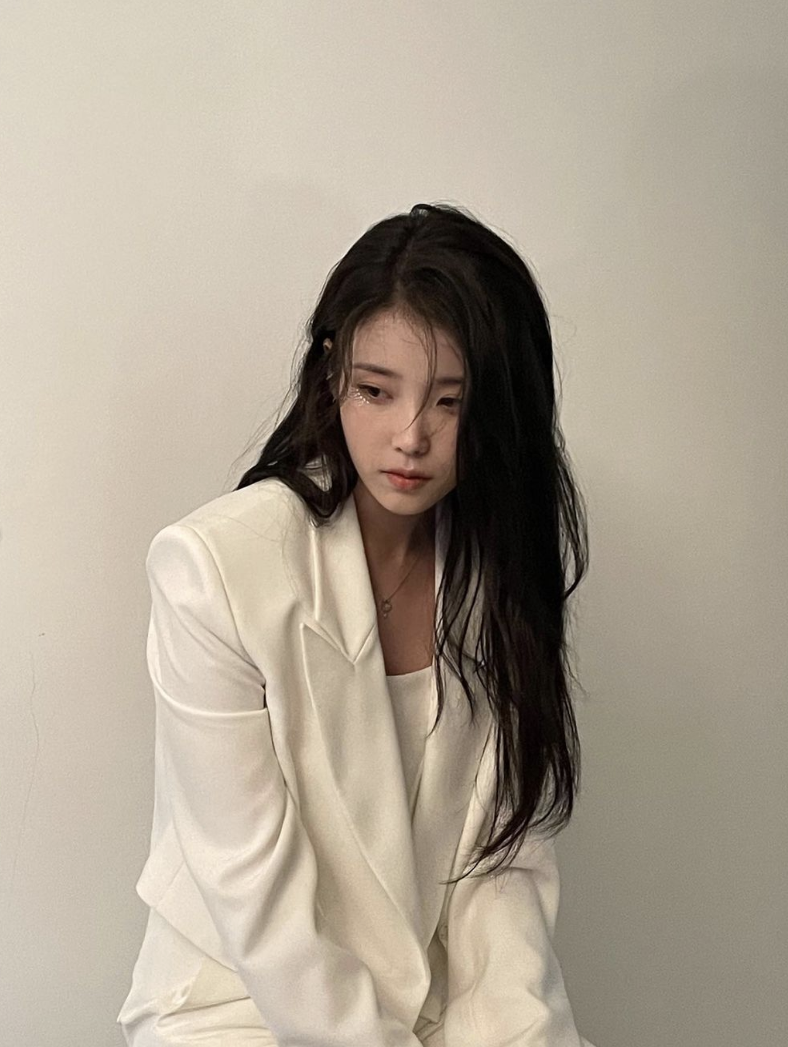 IU在2022年9月演唱會《The Golden Hour》中突然公開自己耳朵出了問題