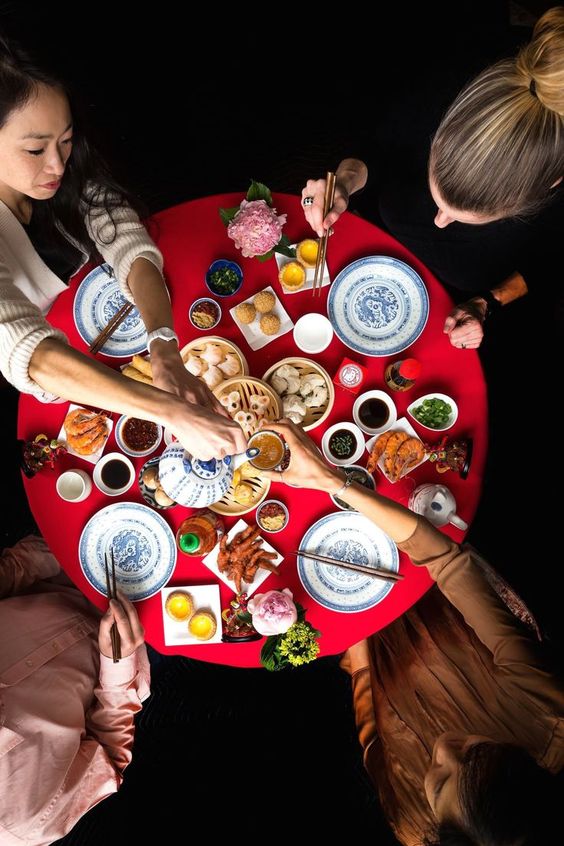 吃飯時應主動和對方家長聊天,讓對方覺得你是一個知書達禮的女生。