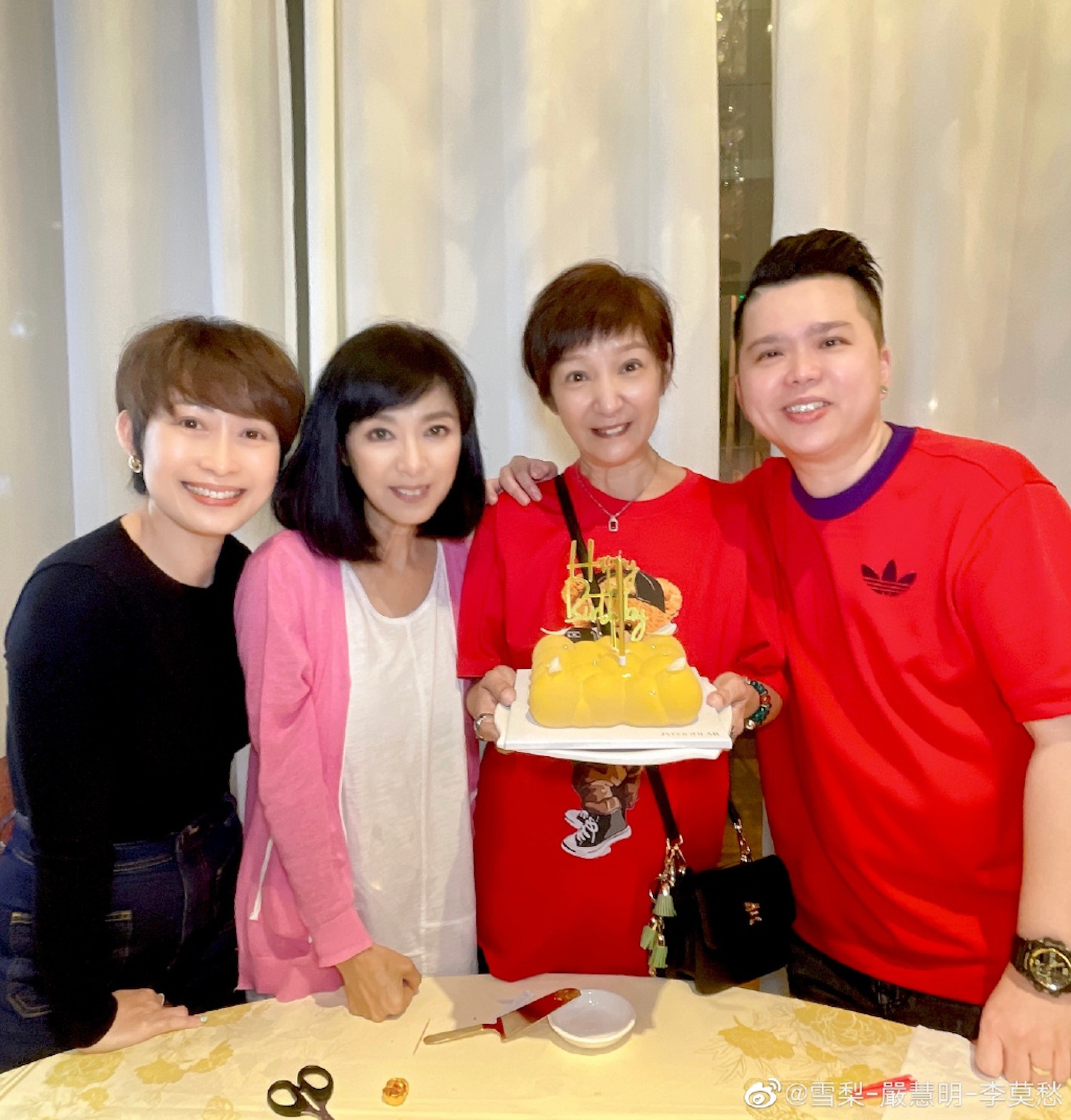 一群好友包括家姐米雪為雪梨慶祝生日。