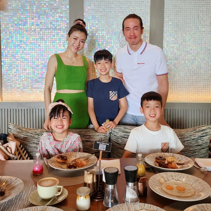 兩人結婚多年仍如熱戀般甜蜜,陳豪亦曾分享過二人的夫妻之道。