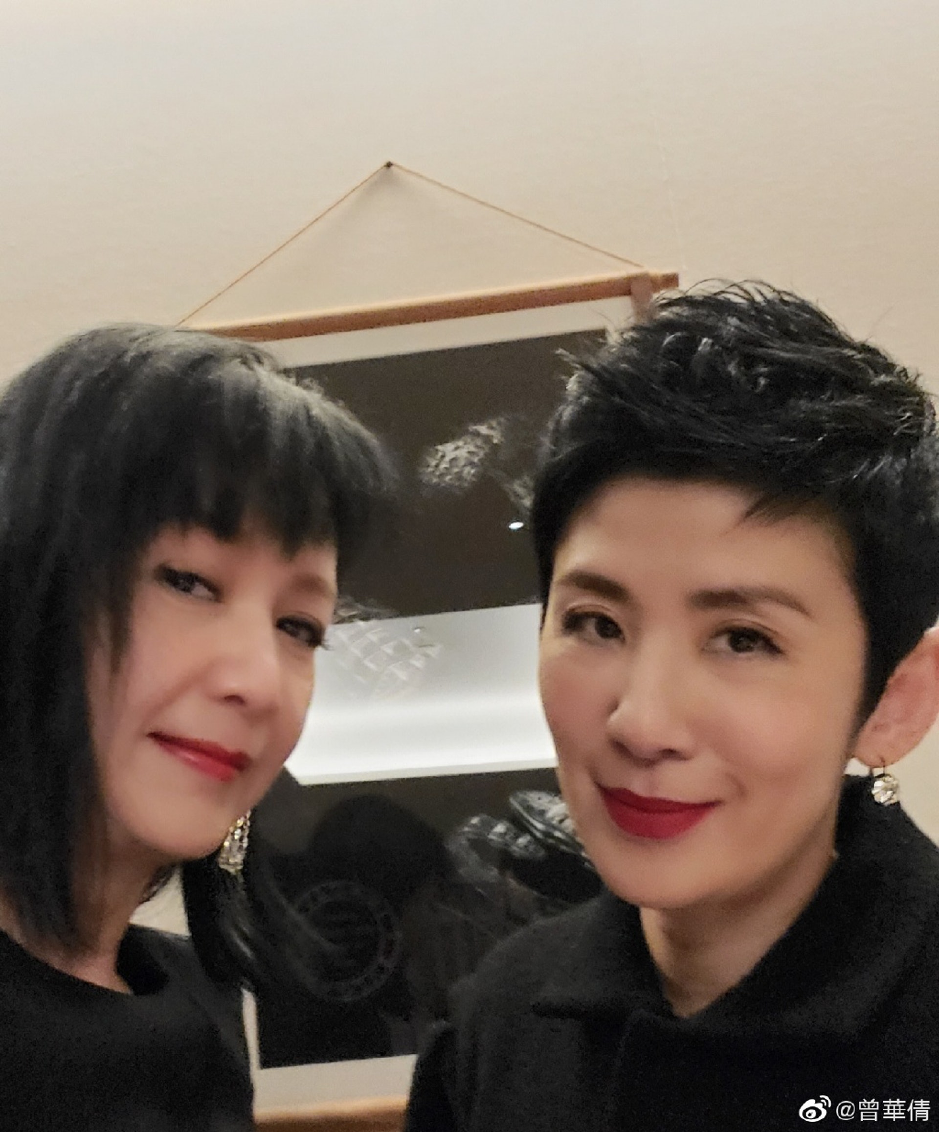 同時,亦有網友認為三人同為朋友,既然劉嘉玲本人都沒有表態,其他人自然也沒有資格評頭論足,再說就算分手亦可以做回普通朋友,用真誠的心祝福對方的幸福!