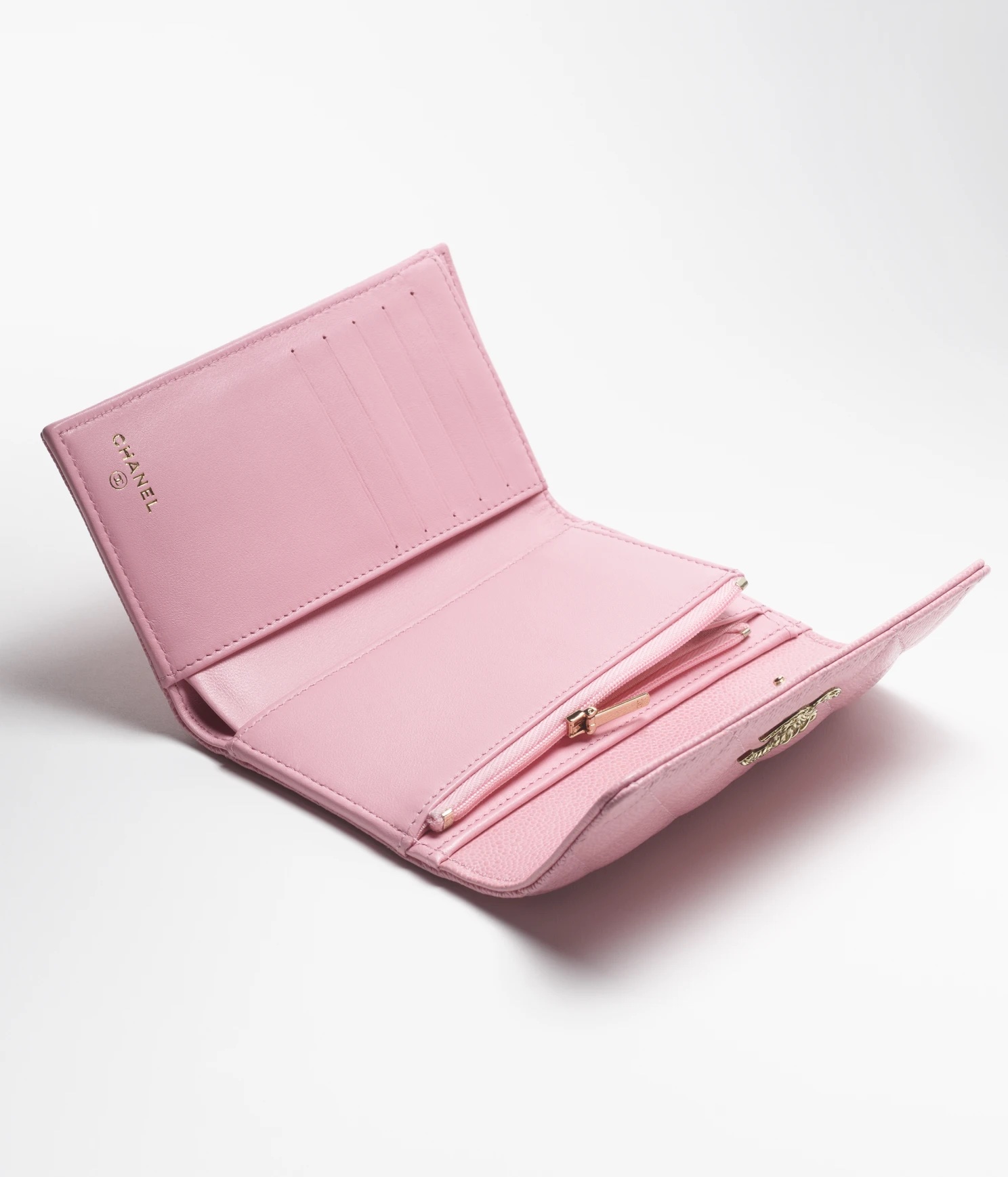 這個長款銀包沿用Flap Wallet經典間隔