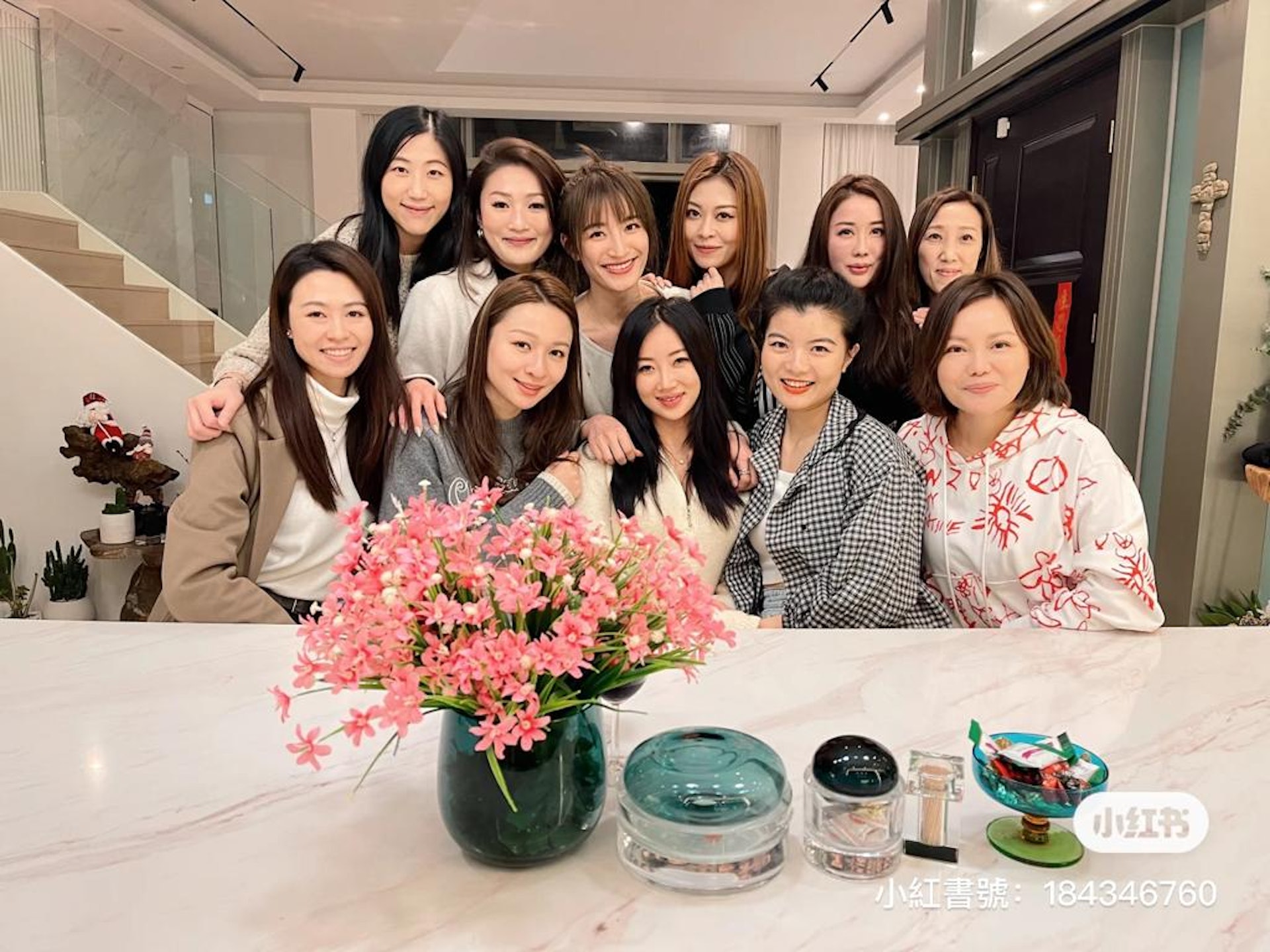 近日,應屆友誼小姐刑慧敏於社交平台上載一班港姐去陳瑞菱豪宅聚會的合照。