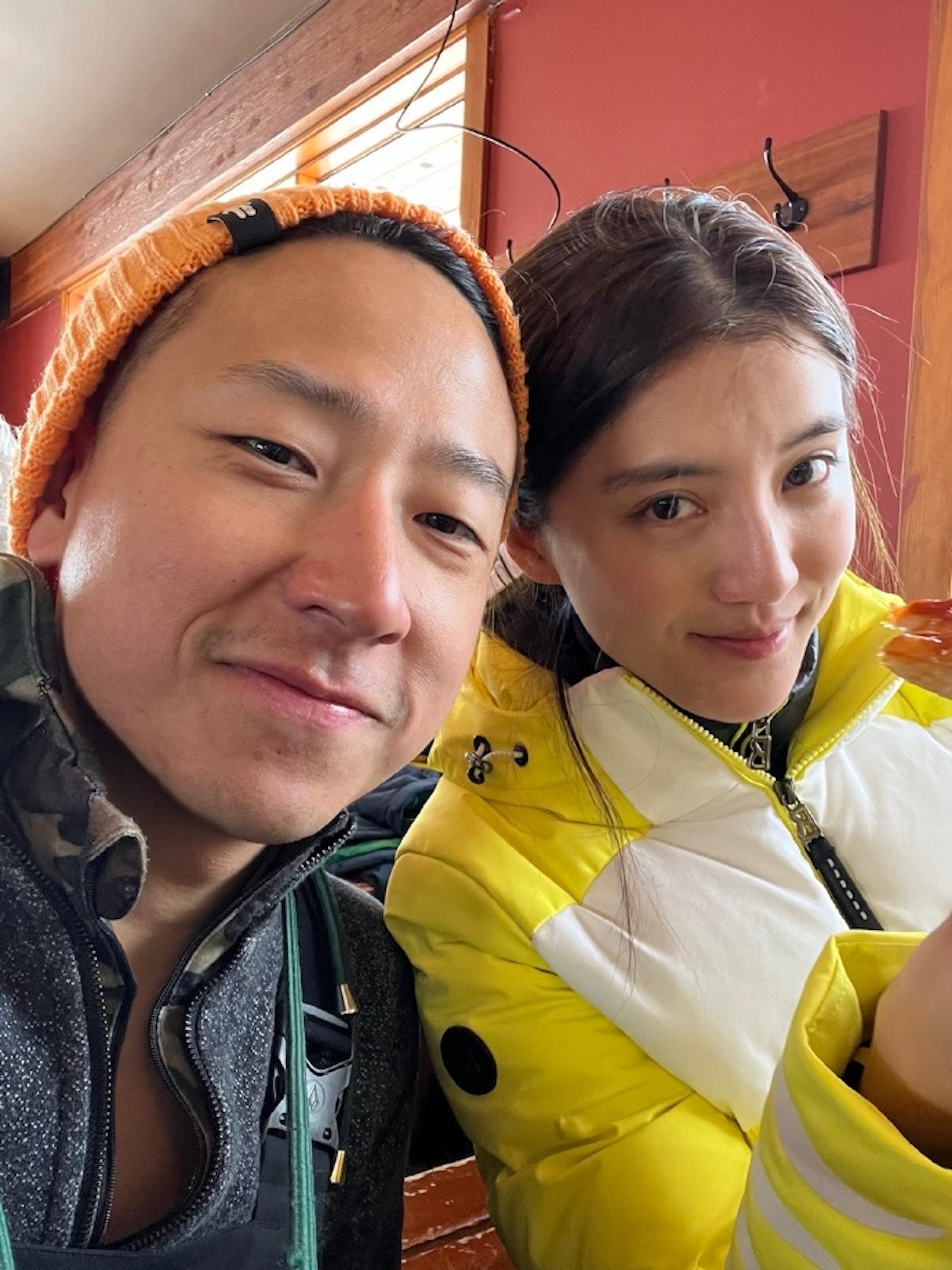 吳千語自從同施伯雄復合後，感情更勝從前，近年愈愛愈高調。