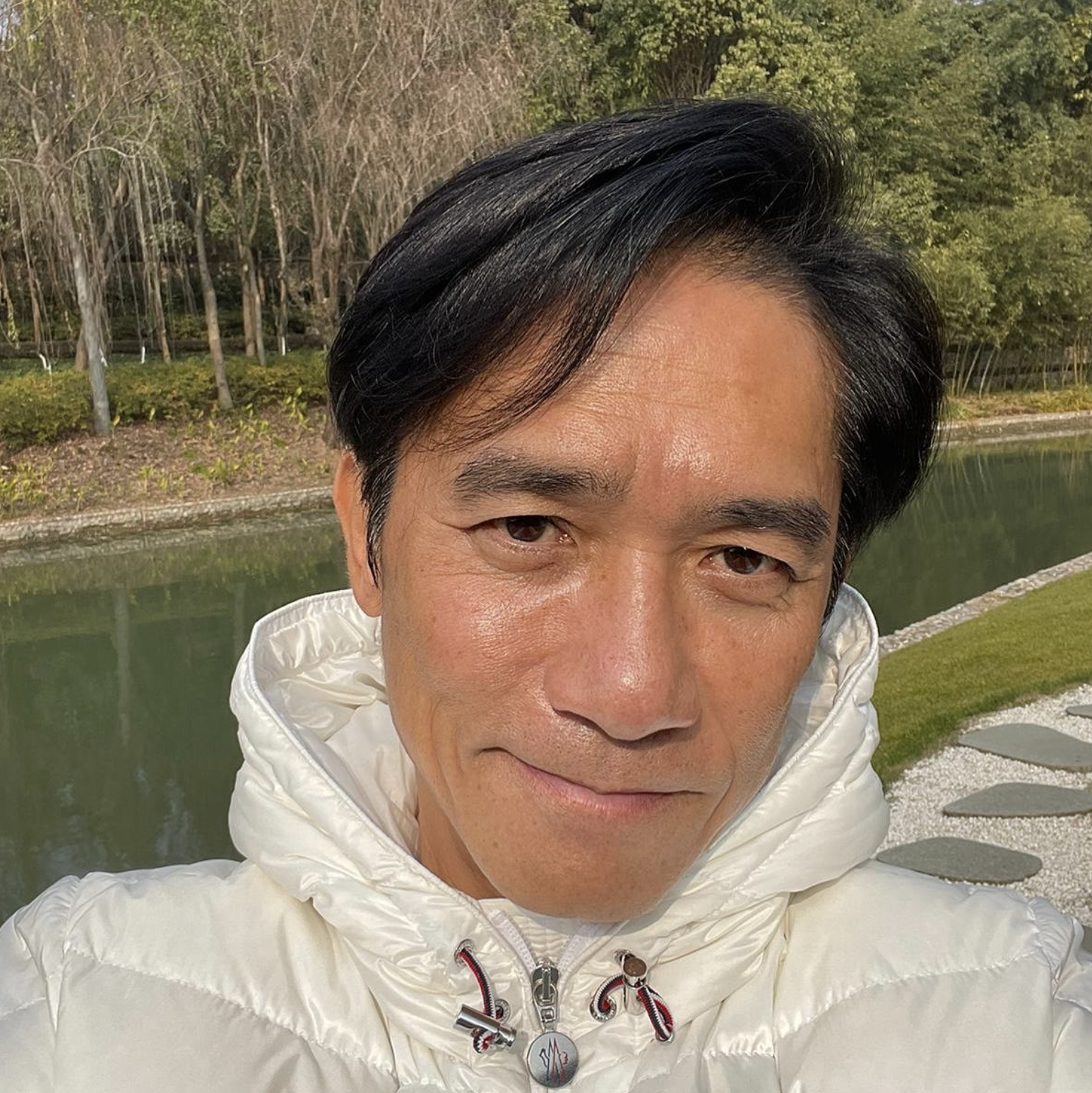 周星馳40歲生日時,梁朝偉也會特別趕去陪他慶祝生日。