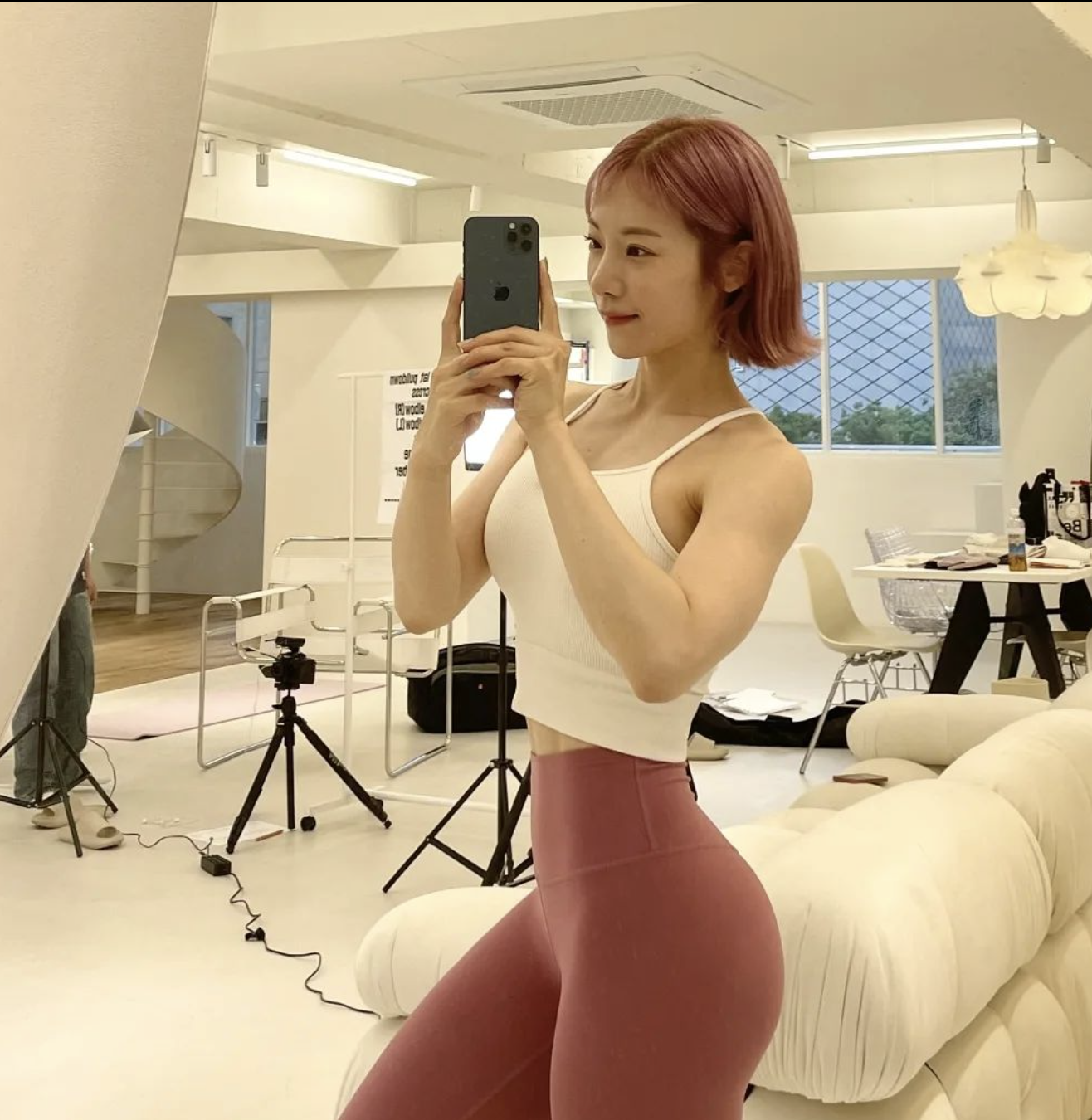 32歲的沈音燈平時是一位是普拉提教練、模特兒。