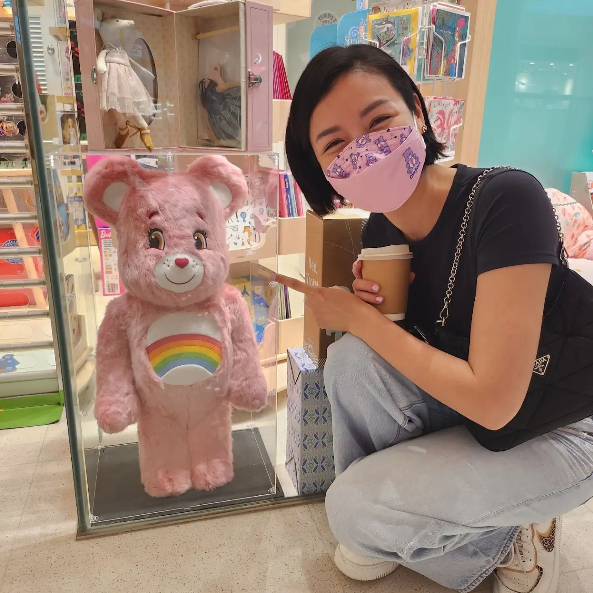 昨日(22日)陳茵媺再次上載禮物相片,原來三個小朋友送了熊公仔給她做情人節禮物。