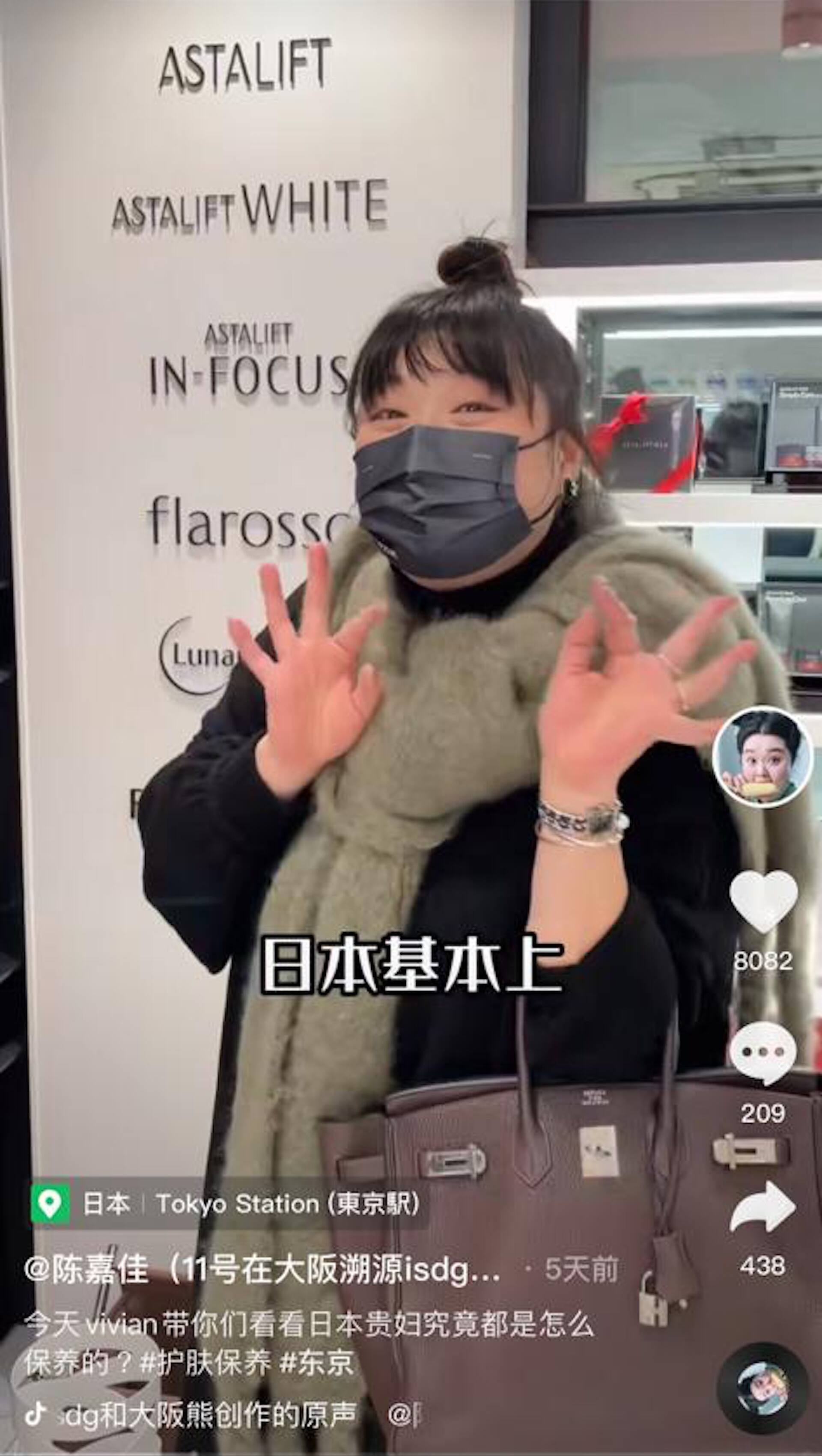 細細粒孭住價值8萬的HERMÈS Birkin手袋周圍走。