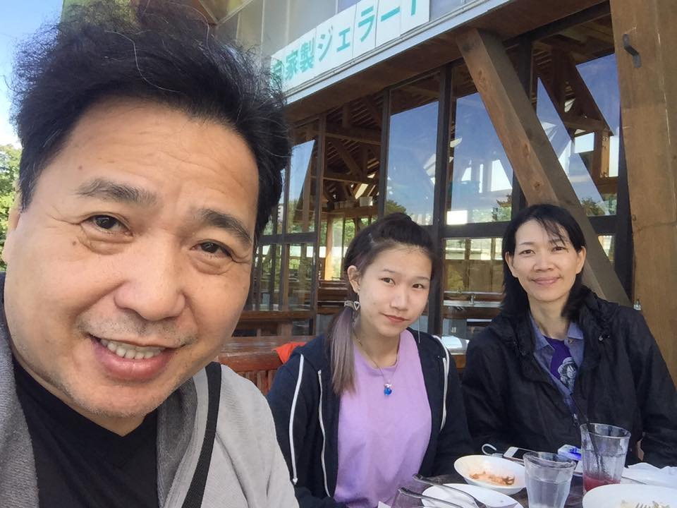 古明華一家三口。