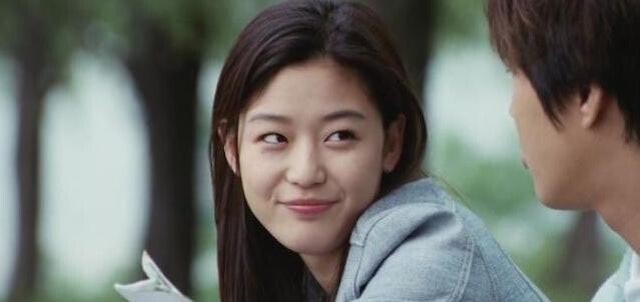 全智賢有一套獨門的護膚保養秘訣,就是「掌溫護膚法」。