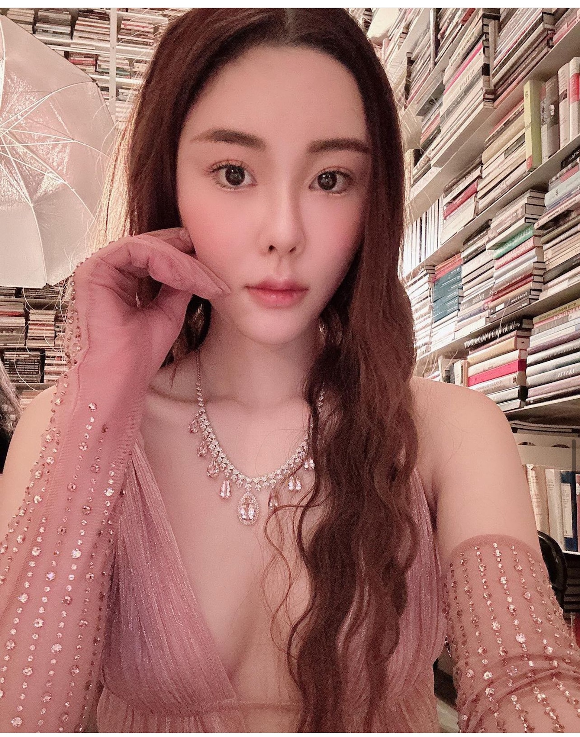 蔡天鳳為城中名媛,坐擁億元家產。