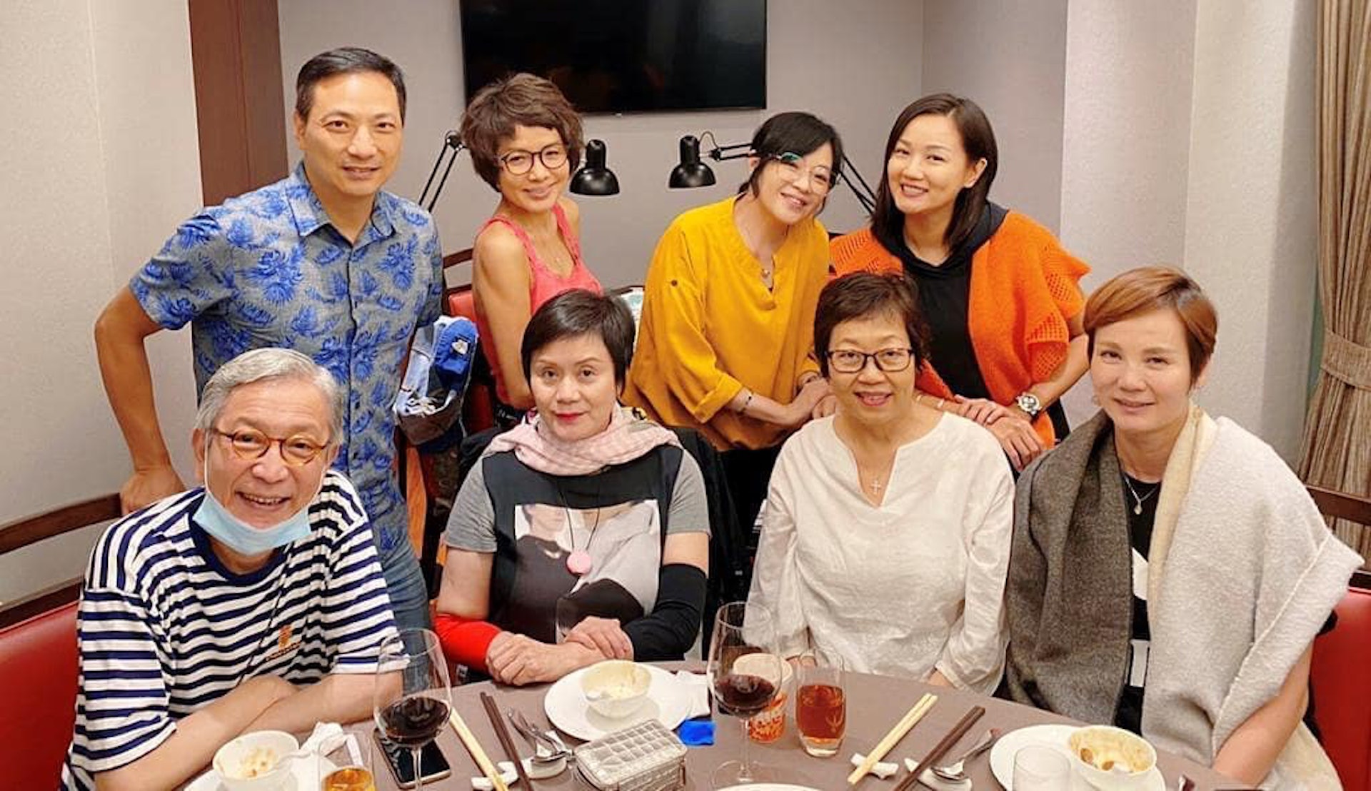 上排右一是任港秀。