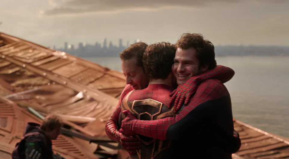 而杜比麥奎爾與安德魯加菲爾德曾在受訪時表示不排斥參與接下來《蜘蛛俠》的拍攝,因此亦有不少影迷表示期待未來再次看到「三代同堂」的畫面。