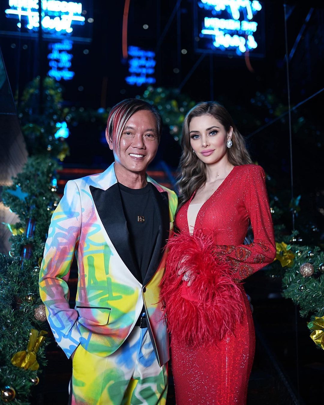 久未露面的洪永時與第4任妻子Deborah Hung一同拍攝節目。