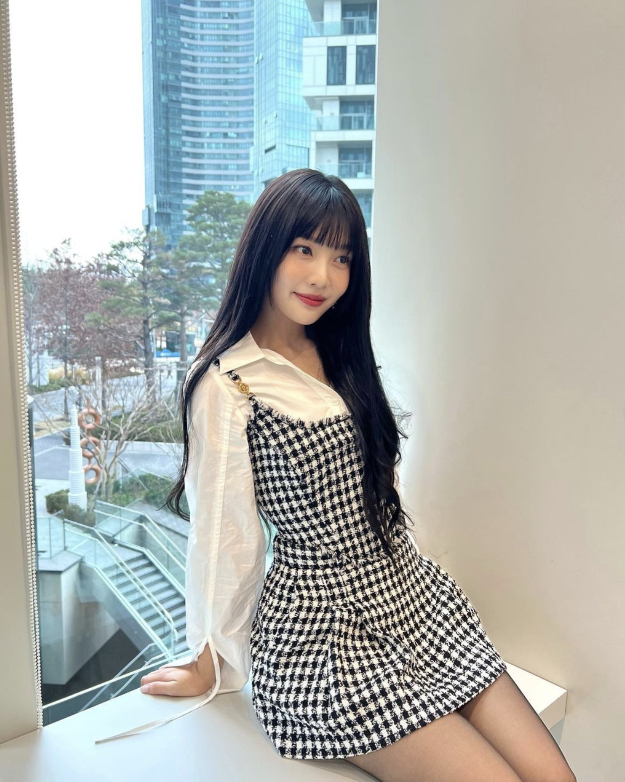 2023髮型趨勢：平瀏海配長直髮