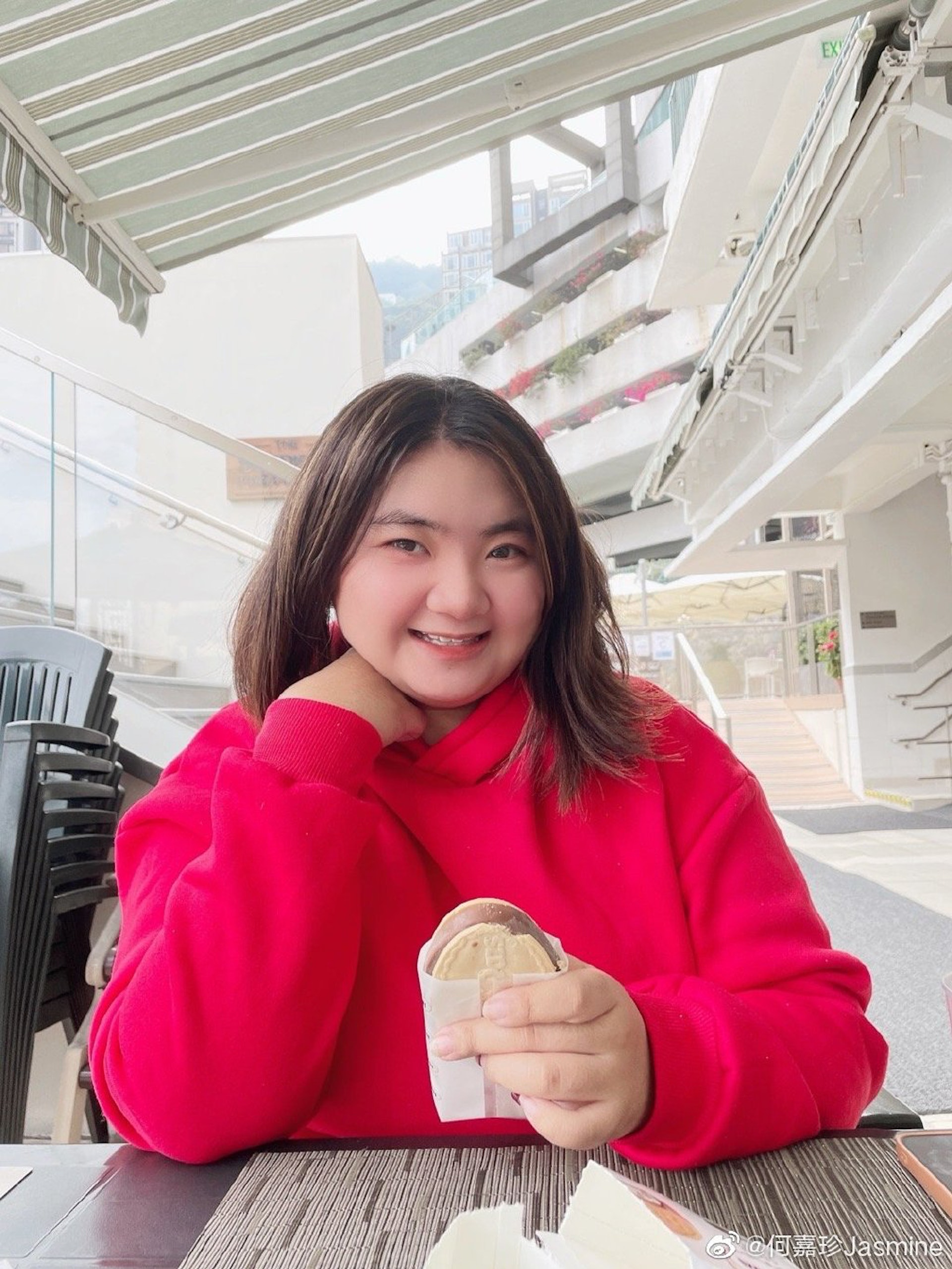 自小在星二代光環下長大的何嘉珍對演藝界充滿憧憬