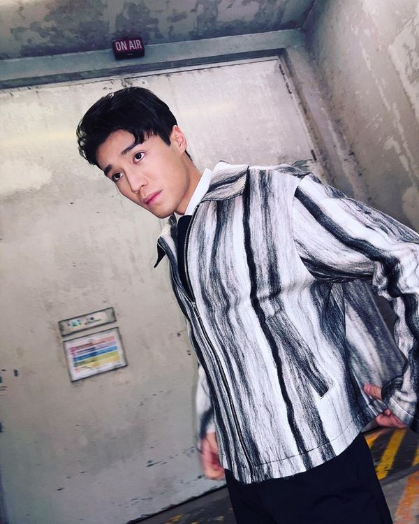 丁子朗的鼻樑愈見愈筆挺。