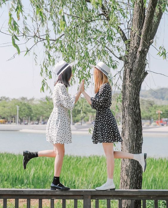 旅行途中不時會出現小插曲、意外等，有時因為旅伴的疏忽便很容易牽動對方的情緒。