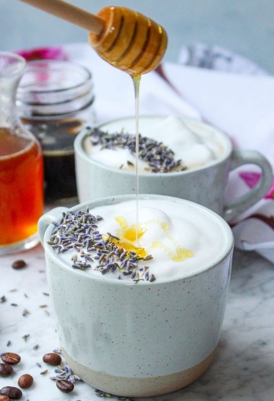 未滿一歲的嬰兒不適宜喝蜜糖水。