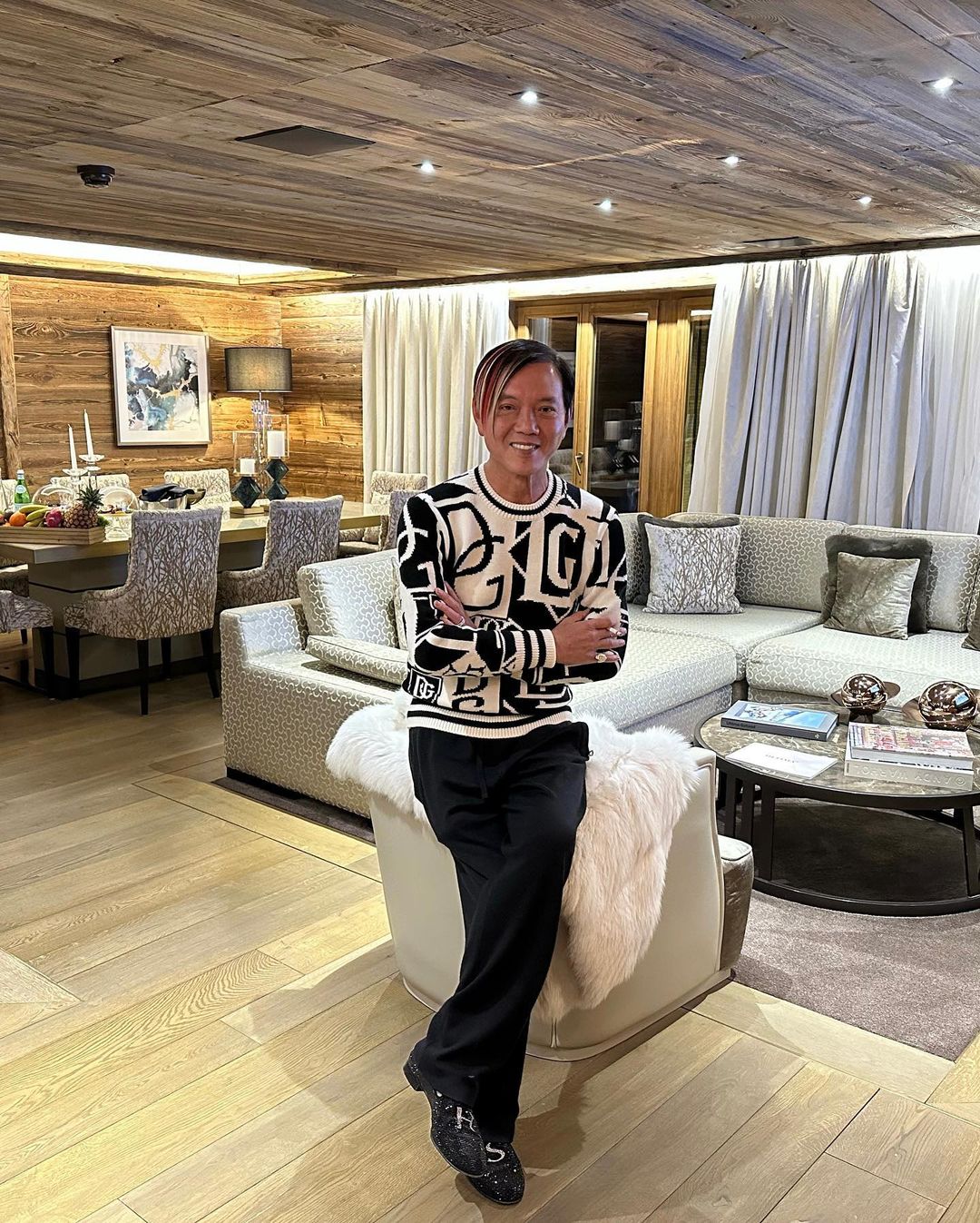 同時,他更一口氣購入30部勞斯萊斯加長版幻影汽車,用來接送富裕賭客,更創下勞斯萊斯史上最大筆訂單記錄。