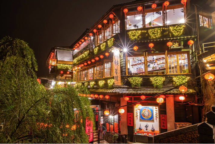 九份環山面海,有著許多當地特色小吃和美食,而到了傍晚,滿街燈籠點起,形成非常夢幻唯美的風景畫。