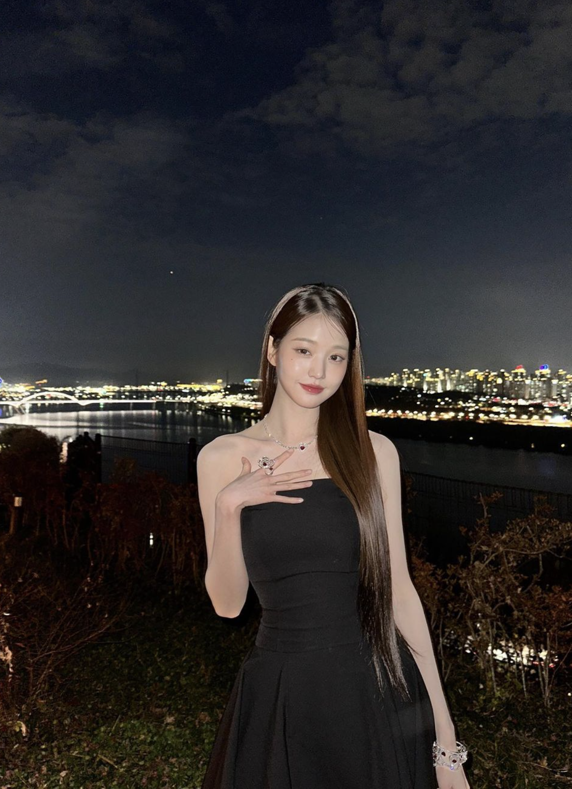 超長髮落在腰際線，配上簡約俐落的中分。