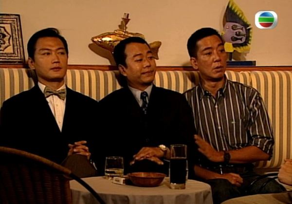 但最終於2000年與交往10年圈外女友黃慧寶結婚,後來又因在2007年拍劇集《學警出更》與郭羨妮相戀而引發婚外情。