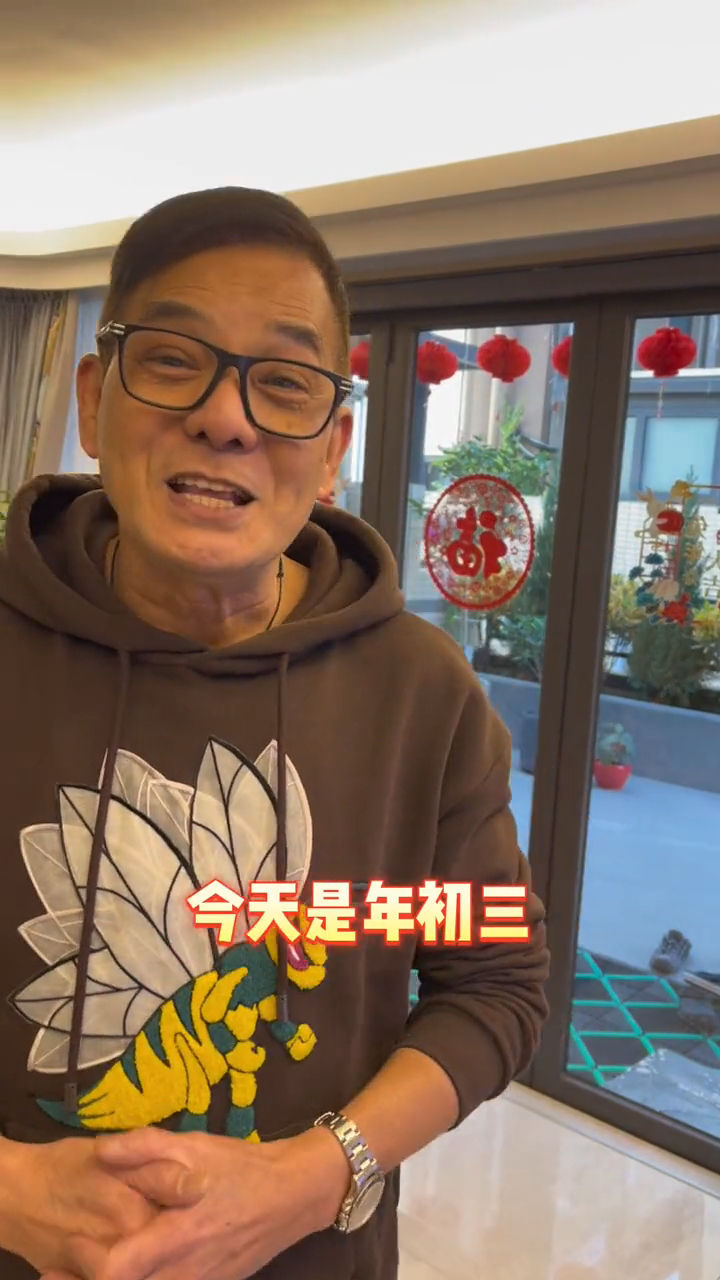 落地玻璃望出外面有一個大花園。