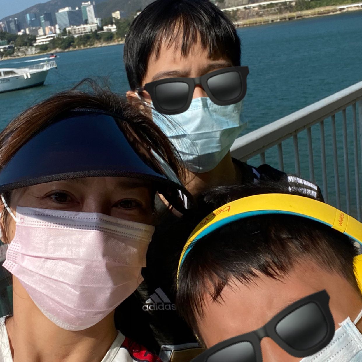 婚後更育有兩名兒子。