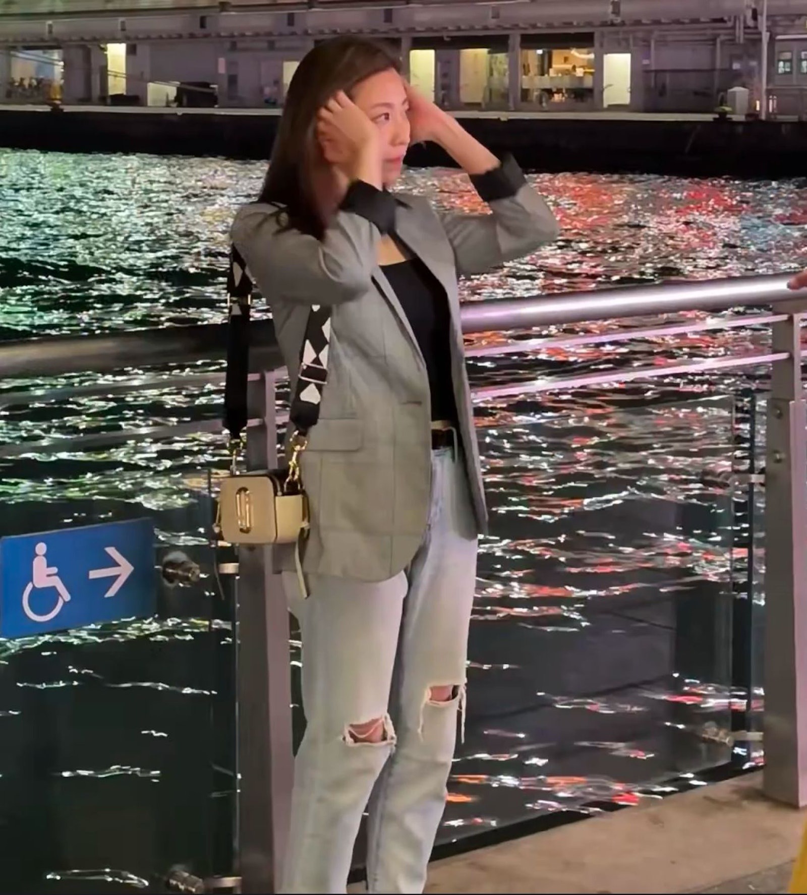 早前有內地旅客來港期間,在尖沙咀海旁捕獲陳自瑤(Yoyo),更大讚她靚得驚艷。