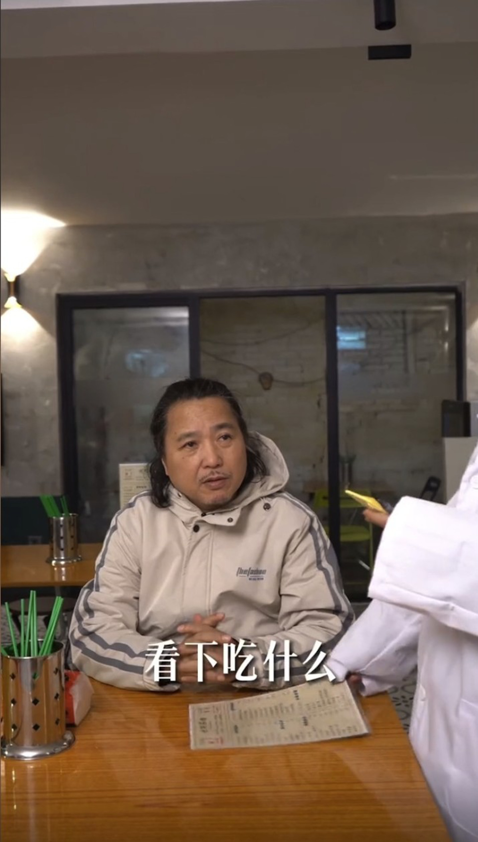 古明華做「生招牌」唱歌及拍片落力宣傳。