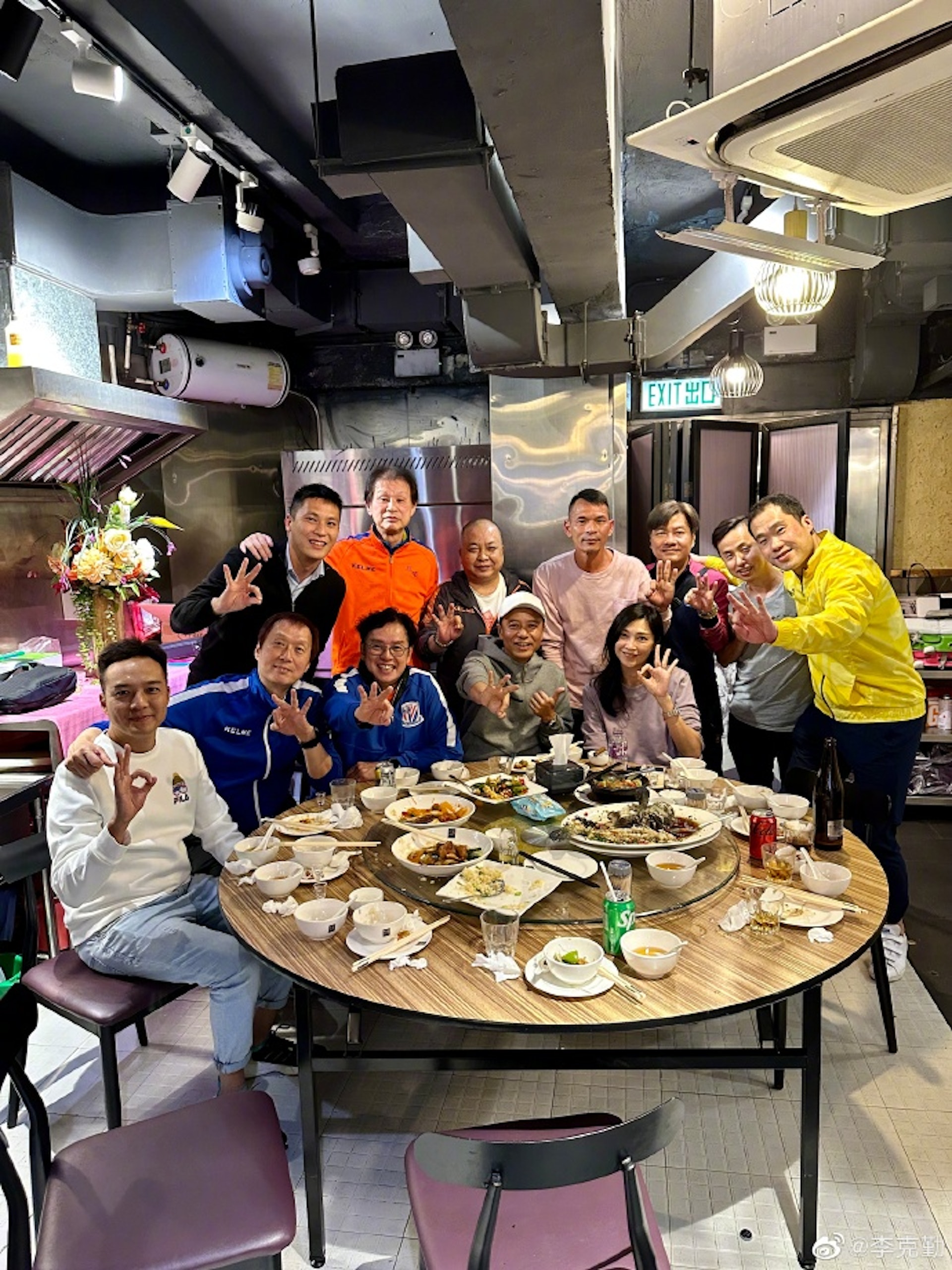 向來熱愛踢足球的李克勤日前於社交平台上載了與明星足球隊成員一起吃大排檔的照片,並寫道:「今晚校長射進了三球,厲害!」。