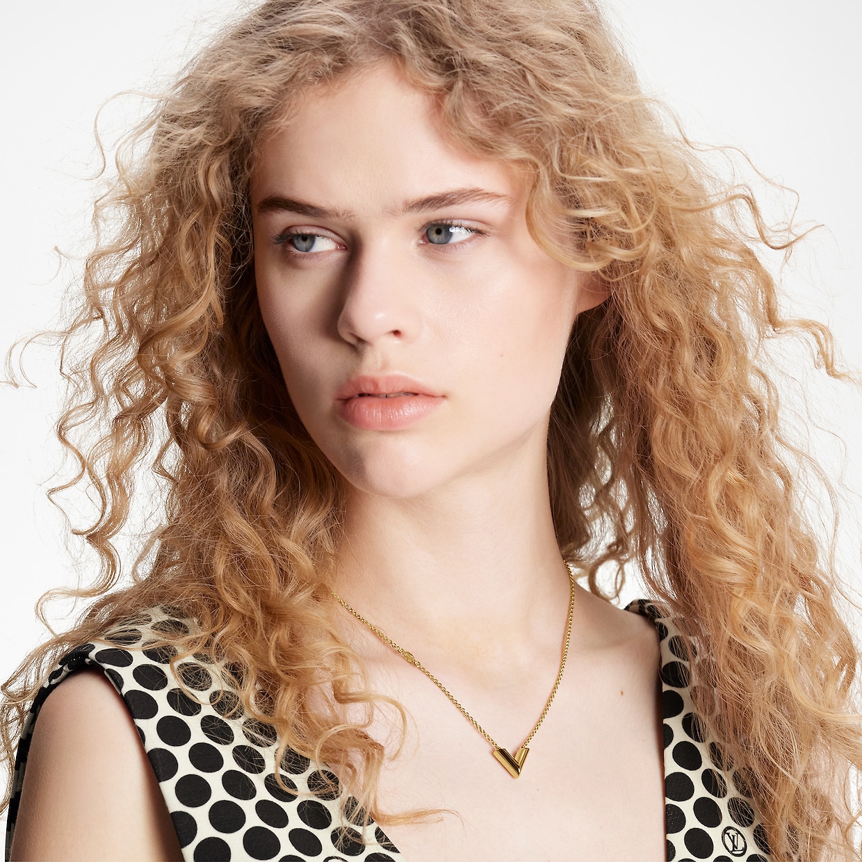 項鏈綴以亮麗的黃銅材質飾面,注入低調素雅的現代氣息。