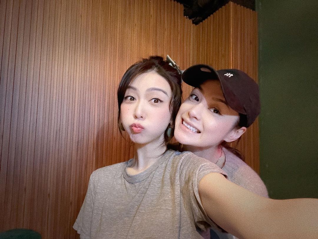 濃妝的薛凱琪與淡妝的阿嬌形成正比。