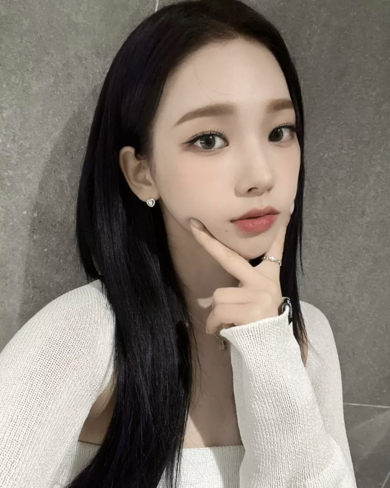 2023髮型趨勢：中分配超長髮