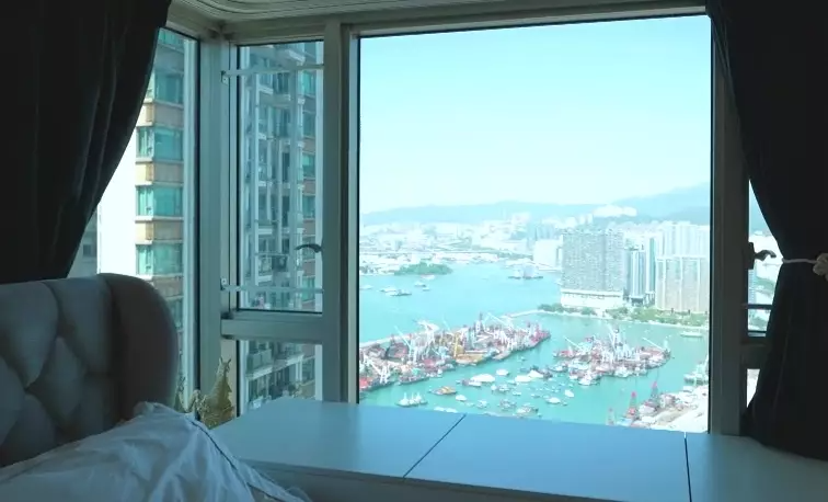 片中可見,梁芷珮的星級家居空間充裕,不僅客飯廳闊落,廳內大窗更能眺望無敵維港海景,相當開揚!