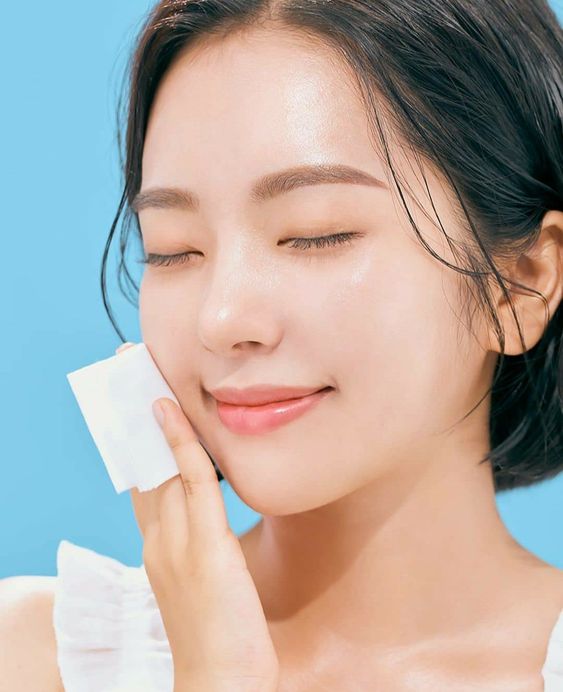 卸妝水是大部分女生最常用的卸妝產品,它的質地清爽不油膩、性質溫和。