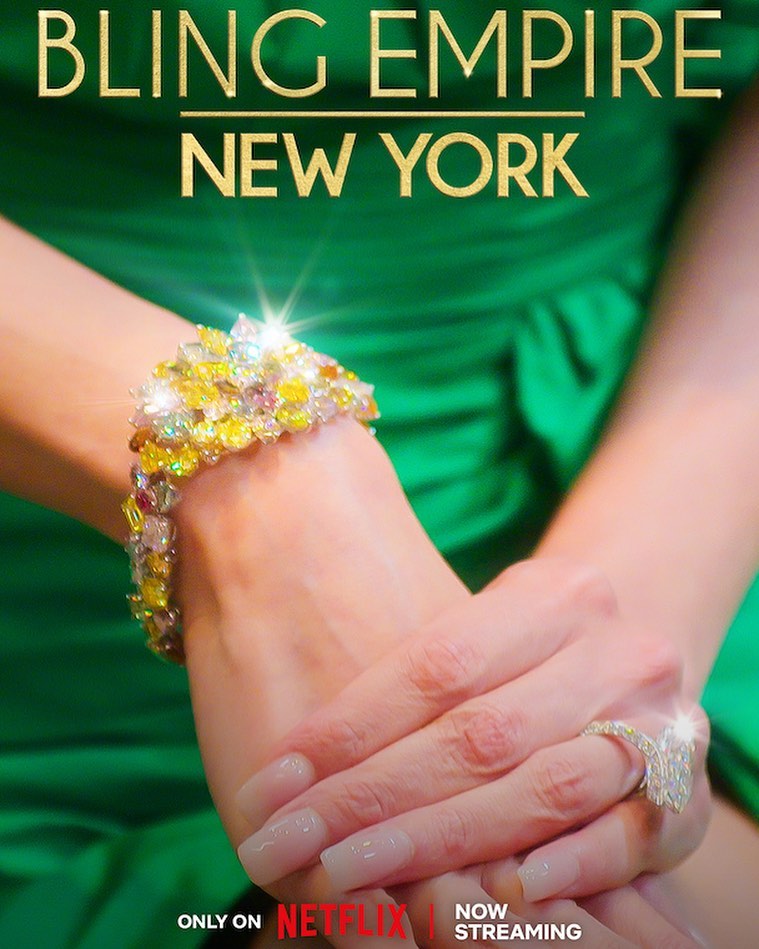 最後購入繁華炫目的90卡彩鑽手鍊及巨型鑽戒。