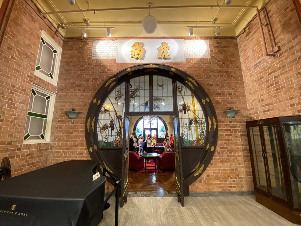 虎豹別墅始建於1936年,屬於中式文藝復興建築風格,別墅內飾有美輪美奐的彩繪玻璃窗