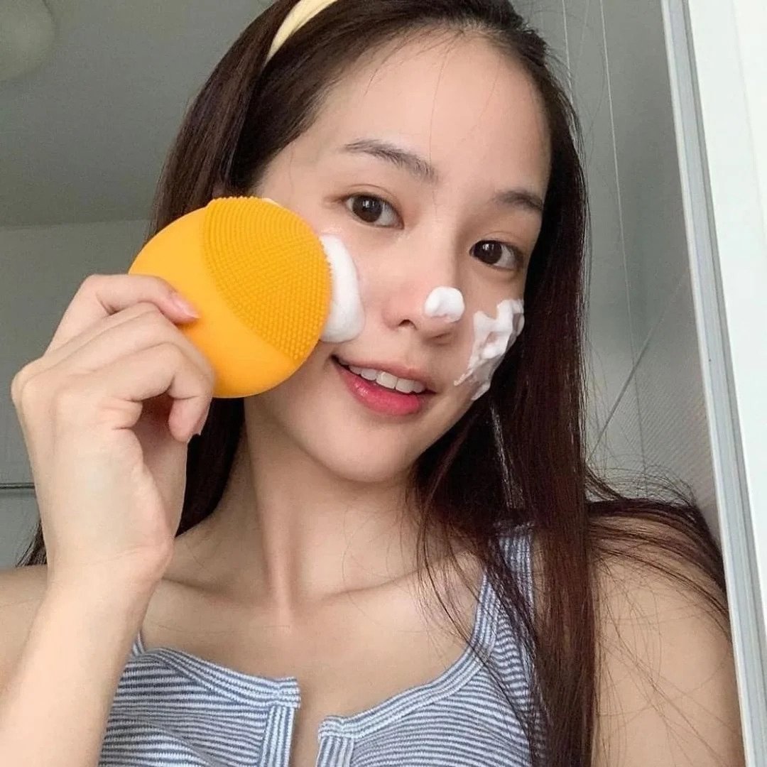 建議準備潔面儀，除了可以深層清潔皮膚之外，亦易於攜帶。