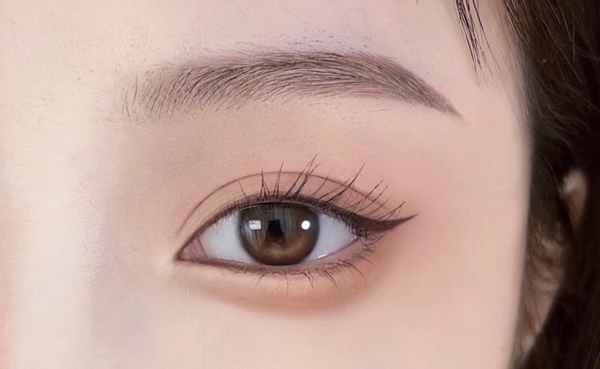 這種小貓眼線會讓整體眼妝看起來魅惑妖豔,適合出席特別活動的派對妝容。