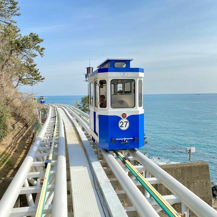 這裡可以搭乘海岸列車或在空中軌道的天空艙列車欣賞美麗的海景