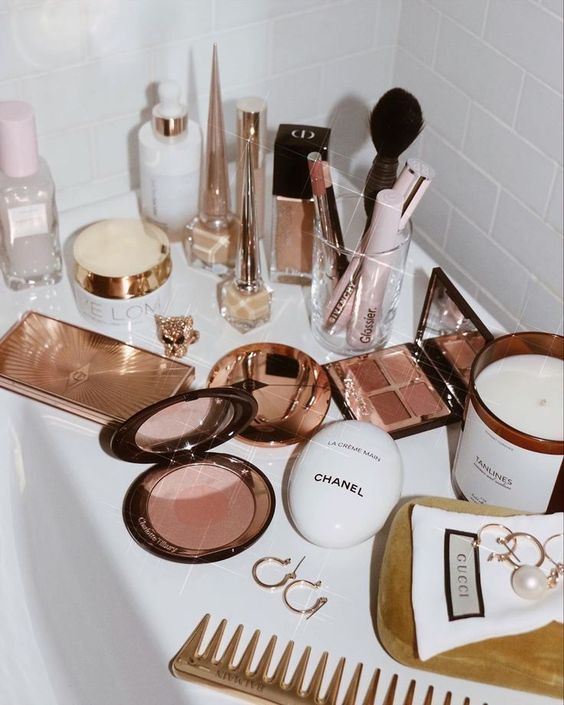 不少女生以為只是清潔化妝袋或刷具便已足夠，其實化妝品外殼的清潔亦是不容忽視的衛生重點！