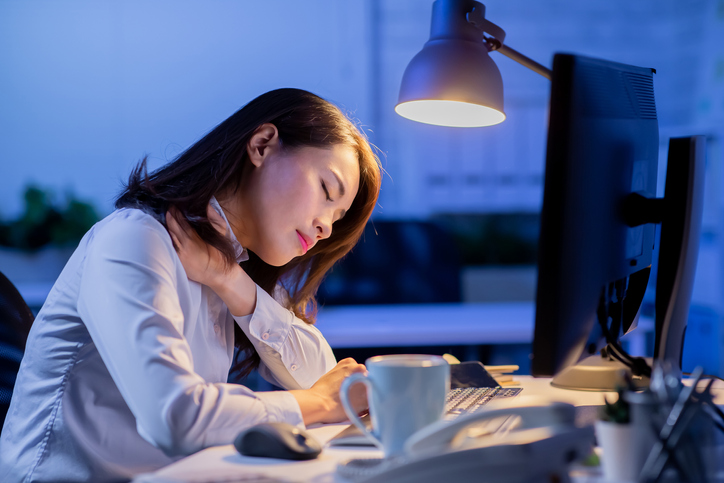 經常捱夜,陽氣得不到陰液濡養,周圍的氣血運行不暢或淤血就會表現出皮膚顏色發黑。