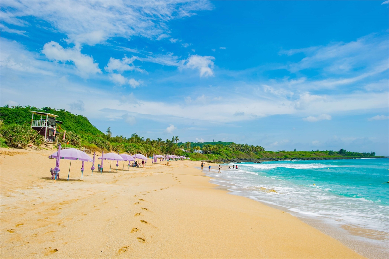 墾丁白沙灣海灘位於墾丁公園的西海岸,並以潔白細緻的白沙而得名的海灣。