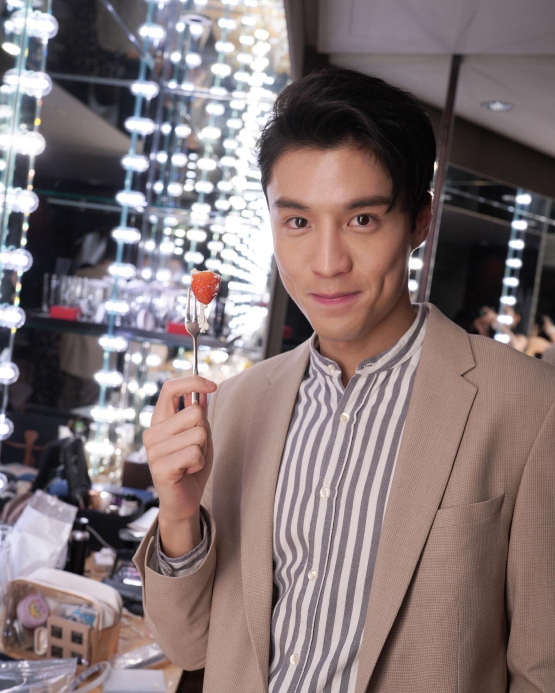 有網民認為丁子朗現時識得打扮化妝,所以才會變得靚仔。