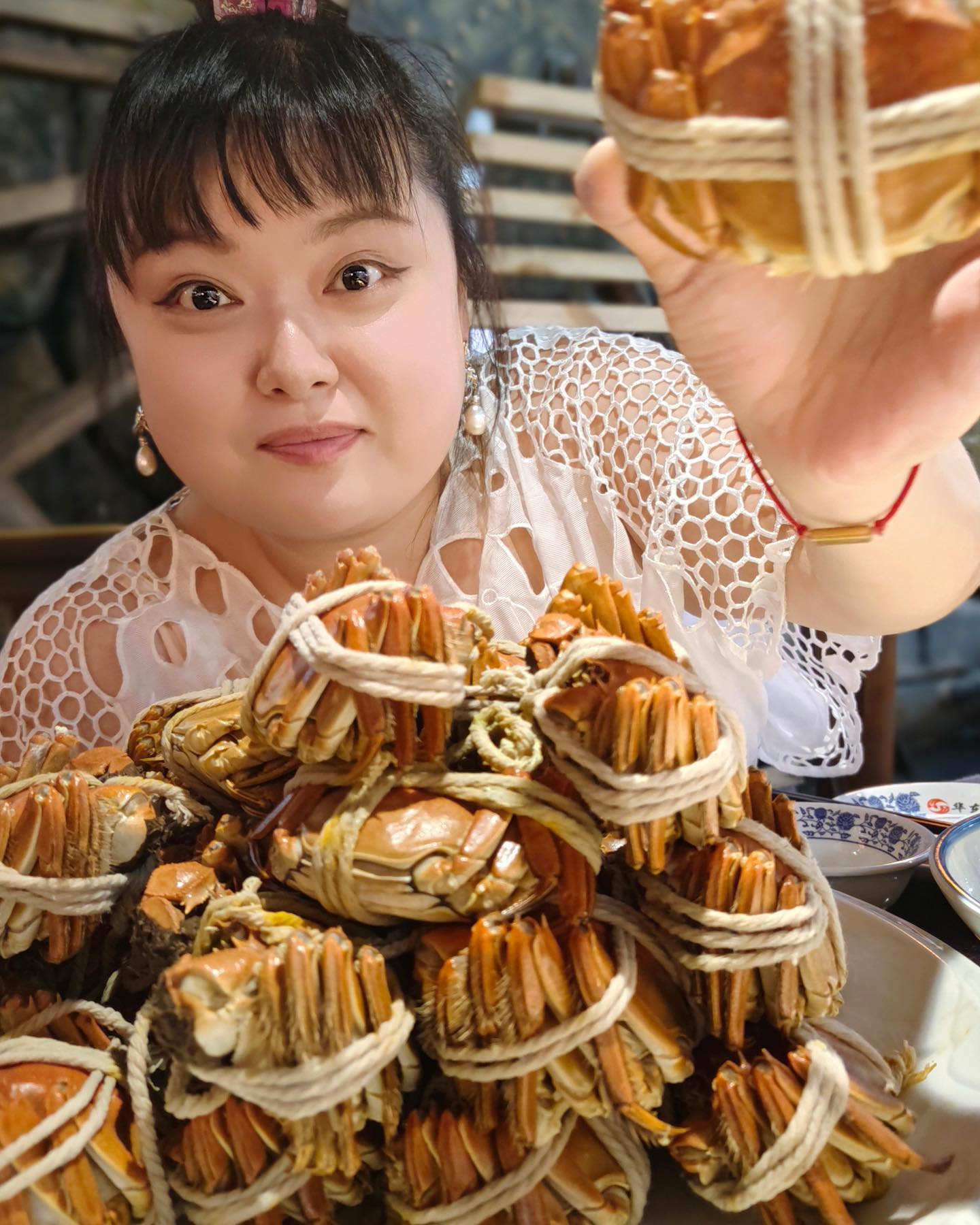 細細粒自從約滿TVB轉戰內地做吃播KOL之後,她經常直播大飲大食而深受內地網民歡迎,每晚都吸引逾一萬人睇直播,賺到盆滿缽滿。