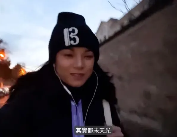 結束一天的課程後天也黑了,廖碧兒會以徒步方式走回家,到家後繼續完成功課。